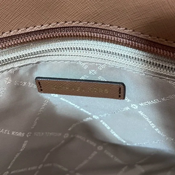 NWT Michael Kors Jet Set Travel Shoulder Bag With MK Print - Picture 4 of 9